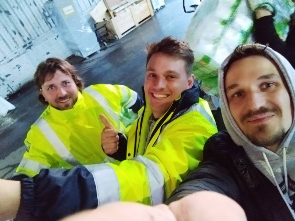 trójka uśmiechających się mężczyzn, którzy dostarczyli pomoc dla ukrainy